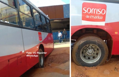 Ônibus lotado fica enrocado em buraco