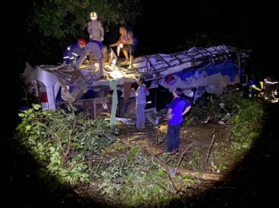 Ônibus cai em ribanceira, deixa 11 mortos e 20 feridos no Paraná