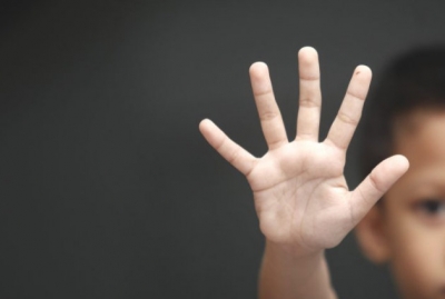 Criança de três anos cai do 3º andar de prédio; tio foi preso