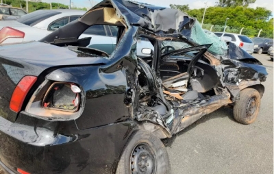 Acidente entre carro e caminhão deixa três mortos na BR-153 