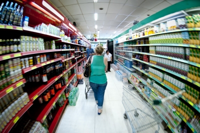 Supermercados contratam mais do que demitem