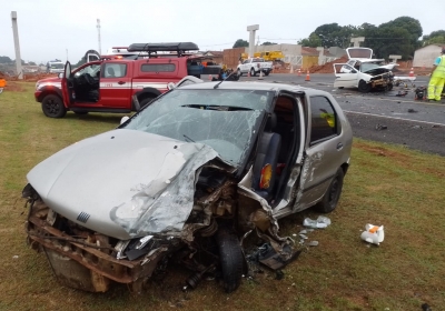 Motoristas ficam presos nas ferragens após acidente em Marília