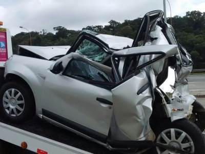 Cancela de pedágio não sobe e carro é 