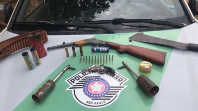 Polícia apreende munições, armas e apetrechos de pesca 