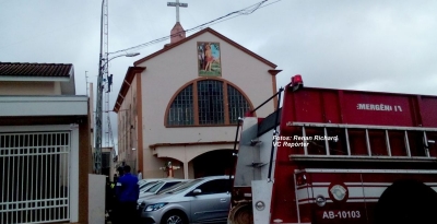 Susto durante a missa: princípio de incêndio em igreja mobiliza Bombeiros