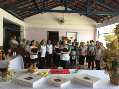 Coral se apresenta na Gota de Leite