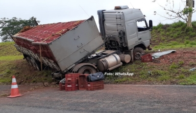 Óleo na pista e chuva causam acidente na SP-294