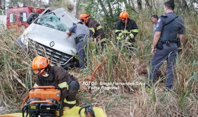 Região: motorista de van morre após bater em caminhão