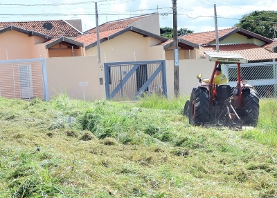 Limpeza e capinação de terrenos pela cidade