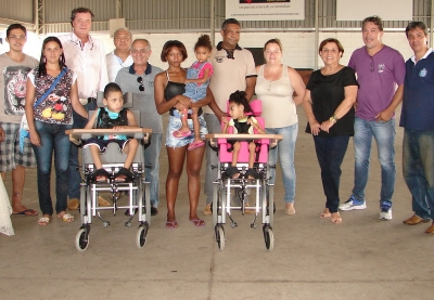 APAE ENTREGA CADEIRAS DE RODAS ADAPTADAS
