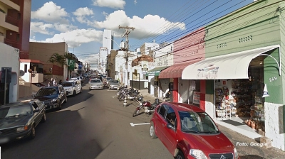 Homem alucinado assalta loja de umbanda, causa maior confusão e acaba preso