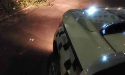 Jovem é esfaqueado e tem capacete roubado após bandido subir na garupa da sua moto