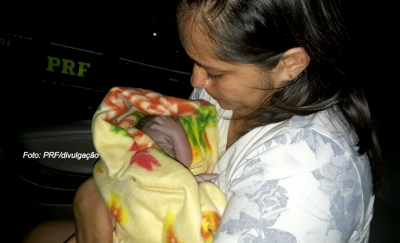 Inspetor da PRF faz parto na base em Marília