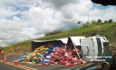 Caminhão carregado com ração tomba na SP-333