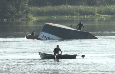 Naufrágio na região: vítima segue submersa, e bombeiros retomam operação de resgate