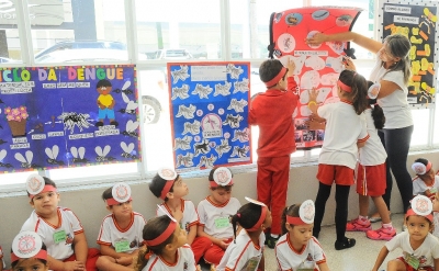 Alunos da rede municipal de Educação expõem cartazes de alerta contra a dengue