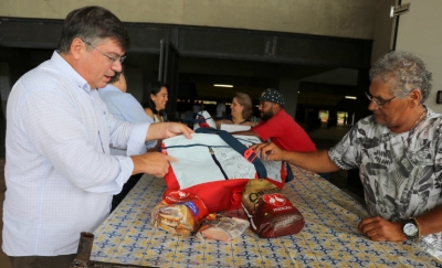 Mantendo tradição, prefeito Daniel Alonso entrega Cesta Natalina para os servidores municipais