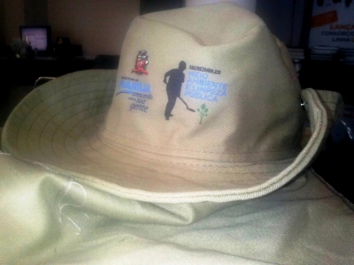 Secretaria recebe chapéus para limpeza pública  