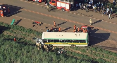 Batida entre carro e ônibus escolar deixa 2 mortos e 16 crianças feridas