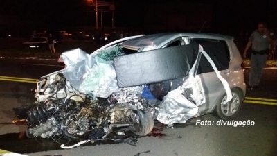 Acidente na SP-294 mata uma pessoa e fere três