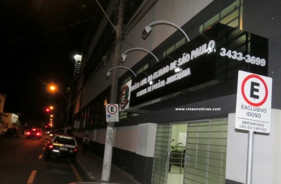 Mulher é assaltada ao sair de supermercado 