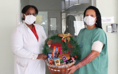 Pacientes da UTQ da Santa Casa de Marília recebem cestas de natal de voluntárias 