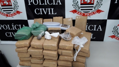 DISE apreende 22 kg de maconha. Mulher é presa