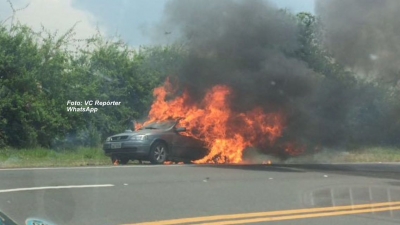 Carro pega fogo na SP-294 entre Marília e Pompeia