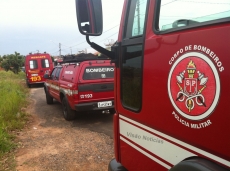 Menino fica com perna presa                em lança de portão 