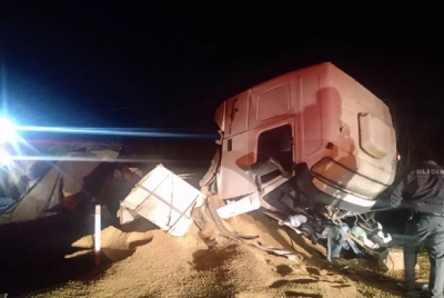 Caminhoneiro morre após caminhão cair de ponte interditada na região