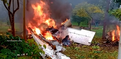 Avião experimental cai em praça e mata cinco pessoas
