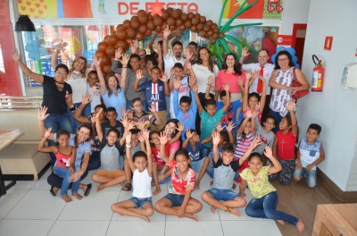 Crianças da Casa do Pequeno Cidadão de Rosália passam um dia especial no Habib´s