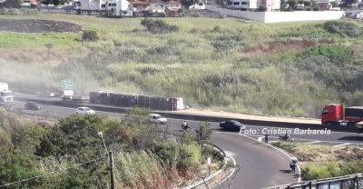 Carreta tomba na rodovia do Contorno em Marília