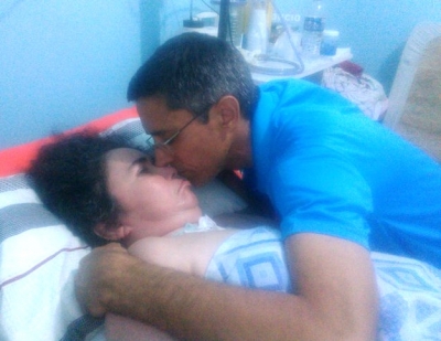 Homem cuida de mulher em estado vegetativo há sete anos
