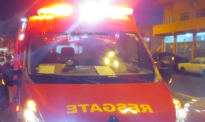 Caminhoneiro reage a assalto, fere criminoso a facada e depois aciona o resgate