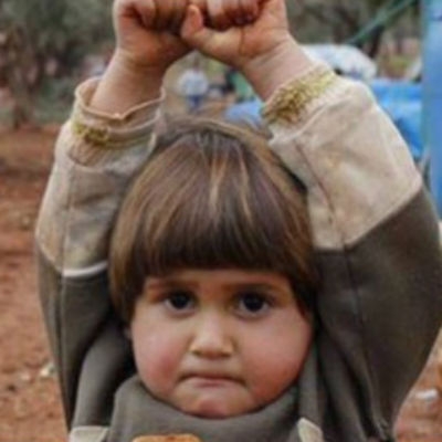 Criança síria se rende ao confundir câmera fotográfica com arma 