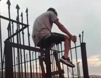 Saiba o que disse à polícia homem que ficou preso em portão de ferro ao invadir casa