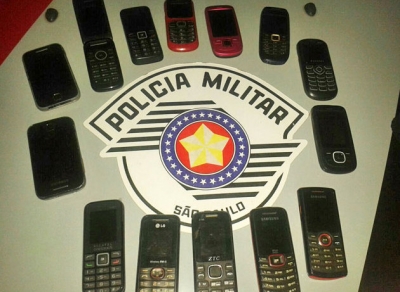 Detento alega dores no braço para levar 12 celulares para presídio