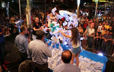 Sorteio de prêmios do IPTU e show de Guilherme e Santiago atraem cerca de 10 mil pessoas