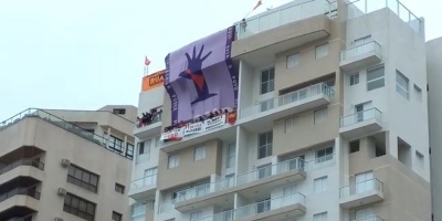 Manifestantes ocupam triplex atribuído a Lula em Guarujá