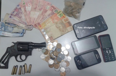 Dupla é presa após assaltar agência dos Correios