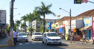 Após esfaquear o próprio filho em praça pública, homem é preso na região