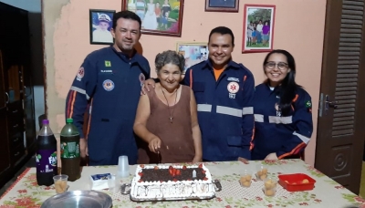 Idosa desmaia ao ganhar aniversário surpresa e canta parabéns com socorristas do Samu
