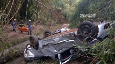 Carro cai em ribanceira de 100 metros