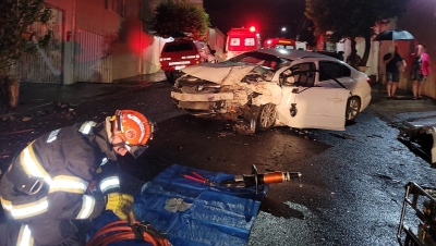 Idosos ficam feridos após carro bater em árvore na zona oeste