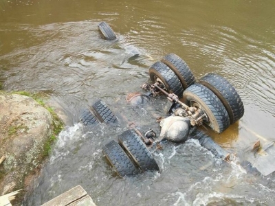 NACIONAL: Três homens morrem após caminhão cair dentro de rio