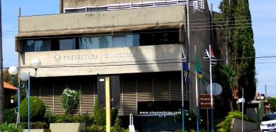 Habitação entrega títulos de propriedade para 53 famílias em Echaporã