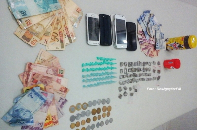 Mulher e rapaz são presos vendendo drogas