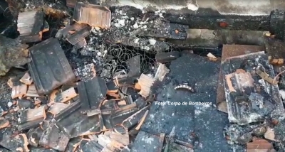 Casa é destruída por incêndio na zona sul de Marília