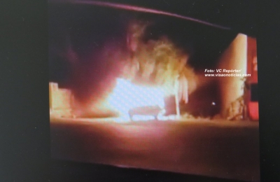 Carro é destruído por fogo na Via Expressa